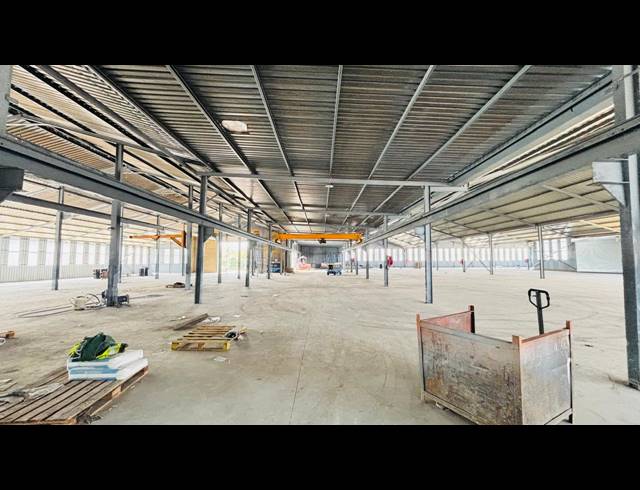 3,740M² WAREHOUSE TO LET IN CHAMDOR